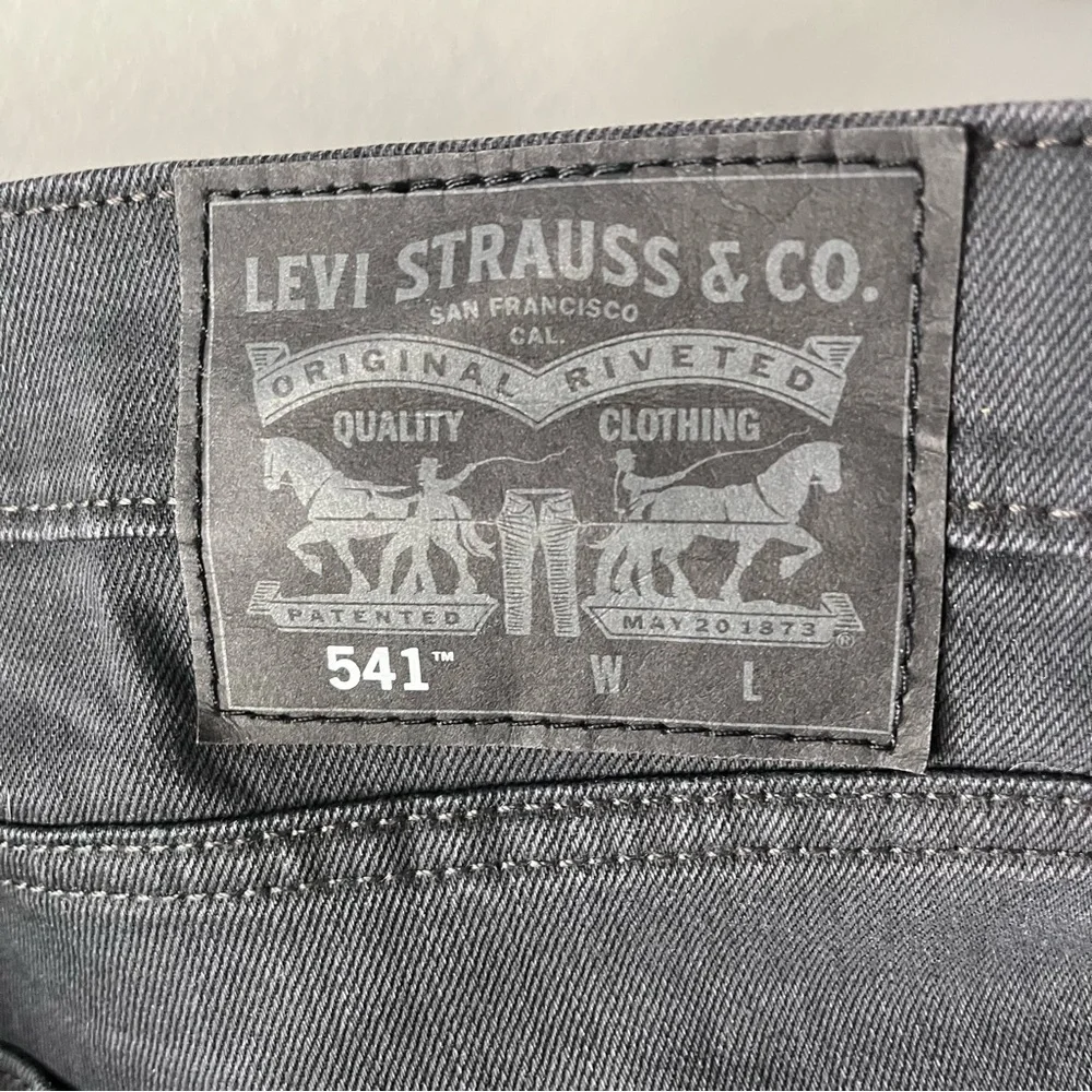 LEVIS Men's sz 60 x 32 541 Dark Gray Zipper Fly Jeans Denim